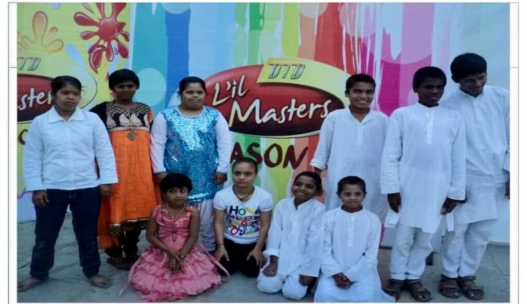 Sayalee standing with a bunch of kids on DID little masters