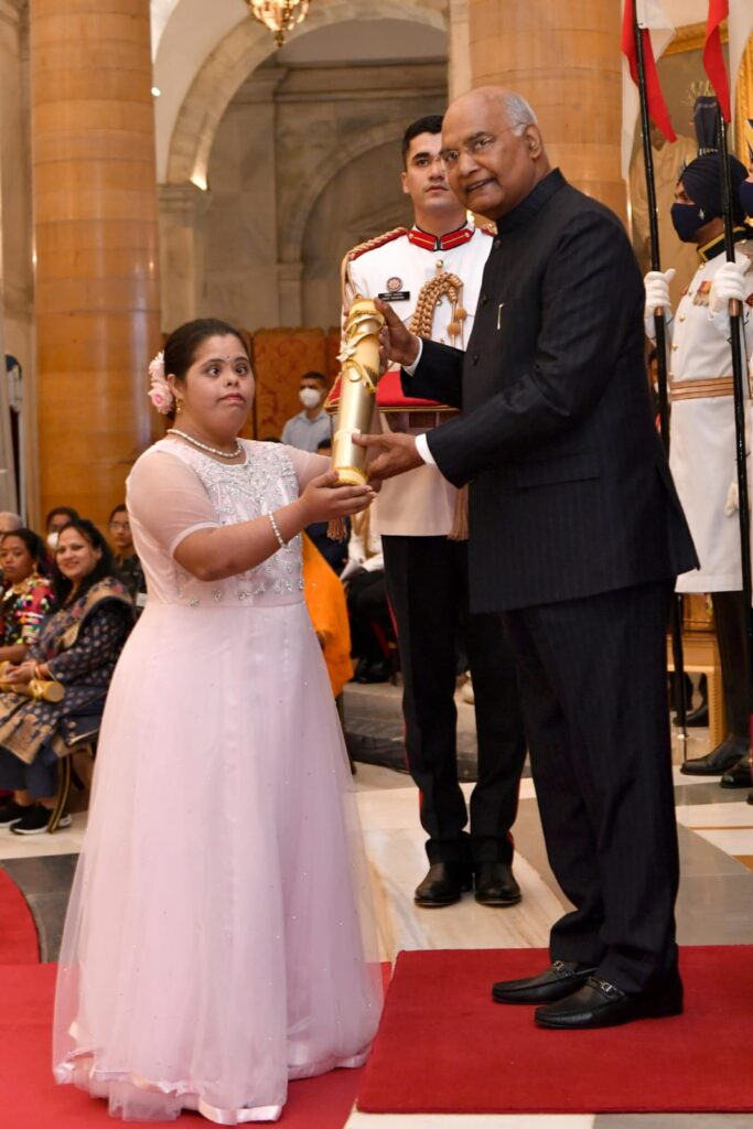 Sayalee Recieving award from Ramnath Kovind